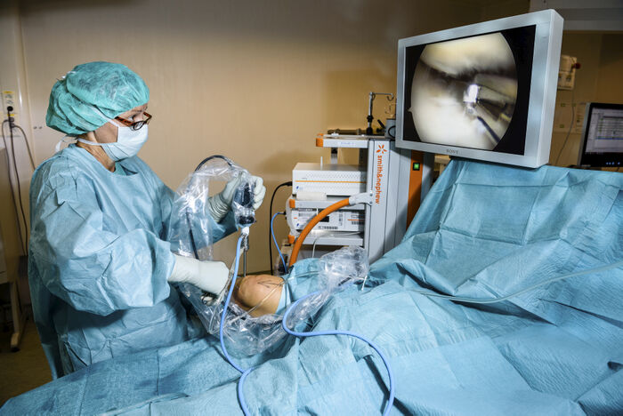 Nina Jullum Kise, ph.d.-student, ortoped og overlege, utfører et artroskopisk inngrep på menisken til en pasient.