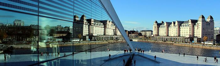 Operataket i Oslo, byen speiler seg i refleksjonen fra operabygget. P? h?gre side av bilde er det lagt inn informasjon om EUHEA-konferansen: dato, tid og tema.