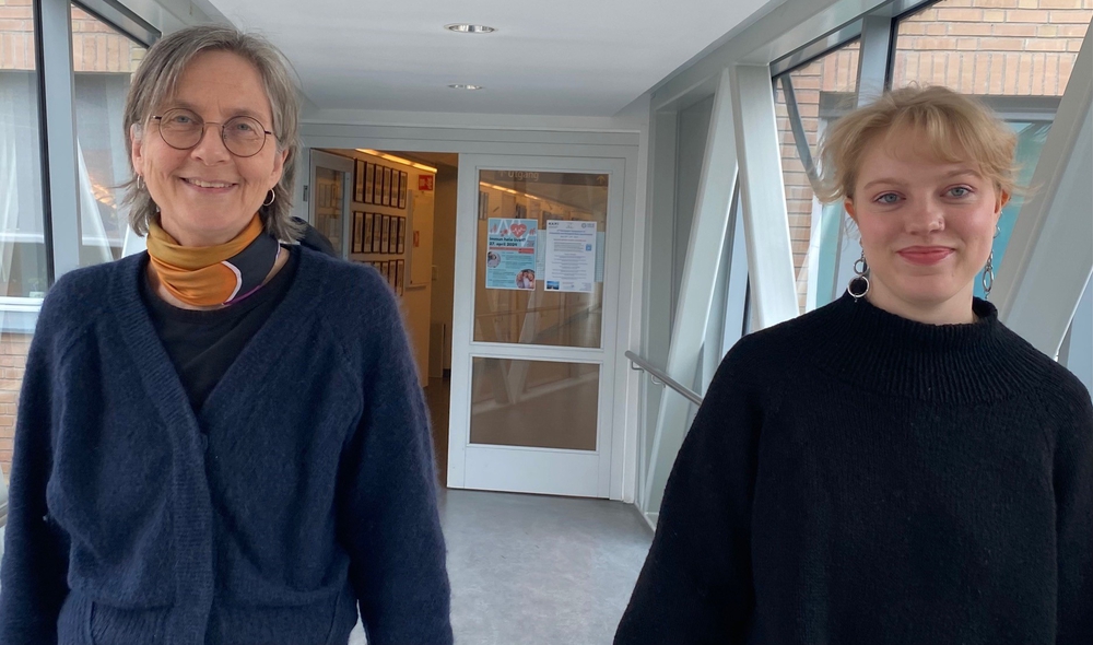 Professor Lene Frost Andersen and PhD candidate Julie Marie Lengle are crossing å indoor bridge together. 