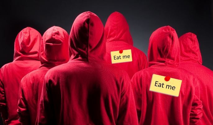seks personer i rød hettegenser, sett bakfra. To av dem har merkelapp på ryggen der set står "eat me".