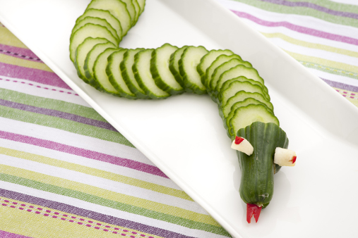 Når agurken er formet som en slange, blir barna mer nysgjerrige på den. Foto: frukt.no