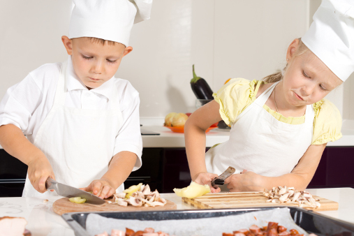 La barna hjelpe til på kjøkkenet, da blir de mer interessert i maten de skal spise. Illustrasjonsfoto: colourbox.com
