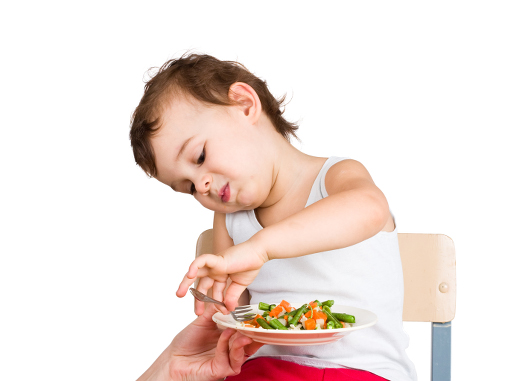 Bildet viser en liten gutt som pirker i maten. Illustrasjonsfoto: colourbox.com