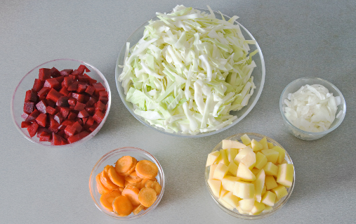 Bildet viser oppkuttede grønnsaker fordelt i små skåler. Illustrasjonsfoto: Colourbox.com