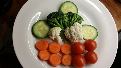 Bildet viser tallerken med 180 gram grønnsaker som er daglig anbefaling for barn. 