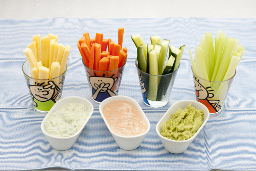 Bildet viser oppkuttede grønnsaker med dipp. Foto: Frukt.no