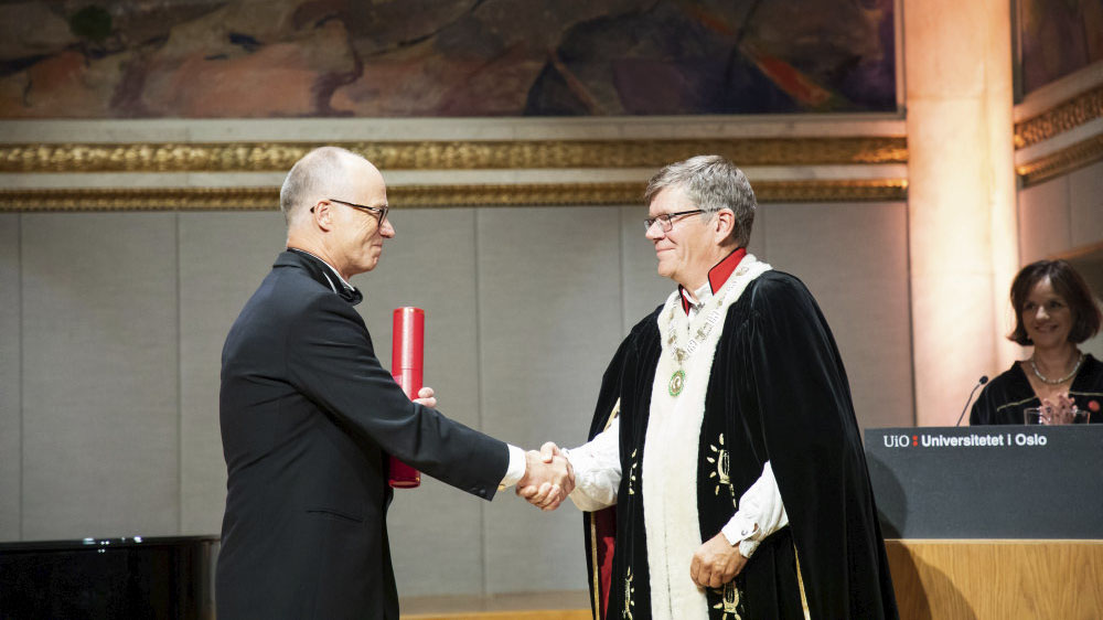 Ludvig Magne Sollid ble overrakt prisen av rektor Svein Stølen