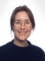 Profilbilde av Viktoria, briller med lys innfatning, brunt hår i hestehale, svart genser, smiler med tennene