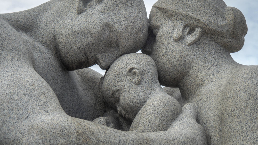 Bilde av omsorgssituasjon i en av Vigelands statuer