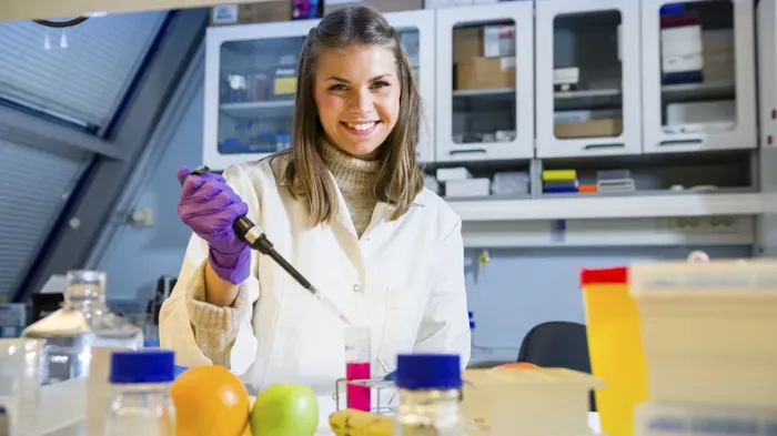 Student som smiler på laboratorien
