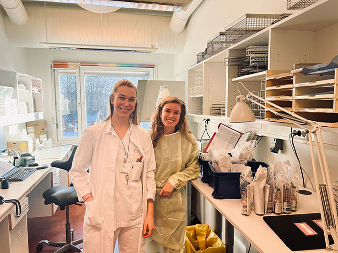 En student og en lege i et laboratorium